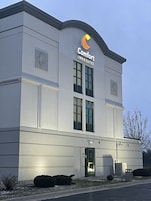 Edificio de Comfort Inn & Suites con diseño moderno, que presenta un logotipo destacado en la fachada.
