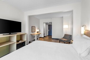 客房, 1 张特大床 | 客房内保险箱、办公桌、笔记本电脑工作区、遮光窗帘