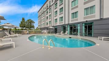 Piscine extérieure en saison