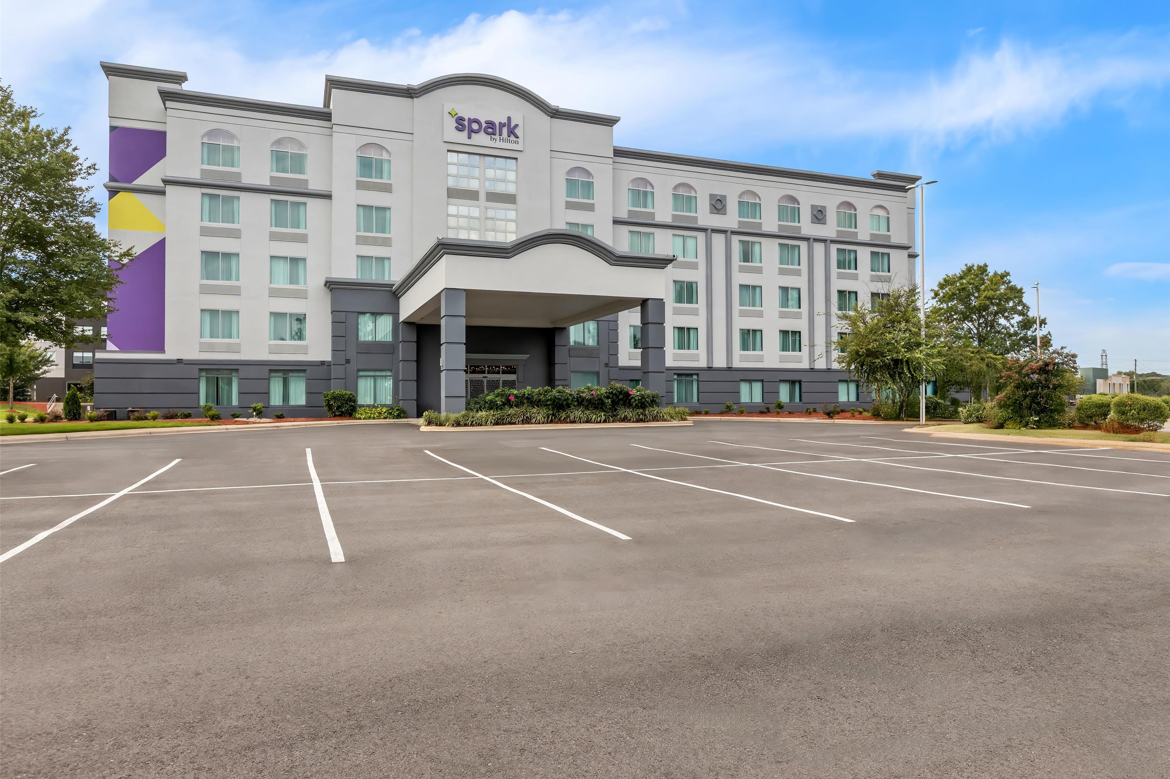Un hôtel au design moderne, doté d’un grand parking situé à l’avant.