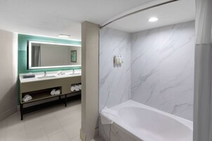 Junior Suite | Bathroom | Hair dryer, towels