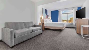 Zimmer, 1 King-Bett und Schlafsofa | Wohnbereich | 55-Zoll-Flachbildfernseher mit Kabelempfang, Fernseher