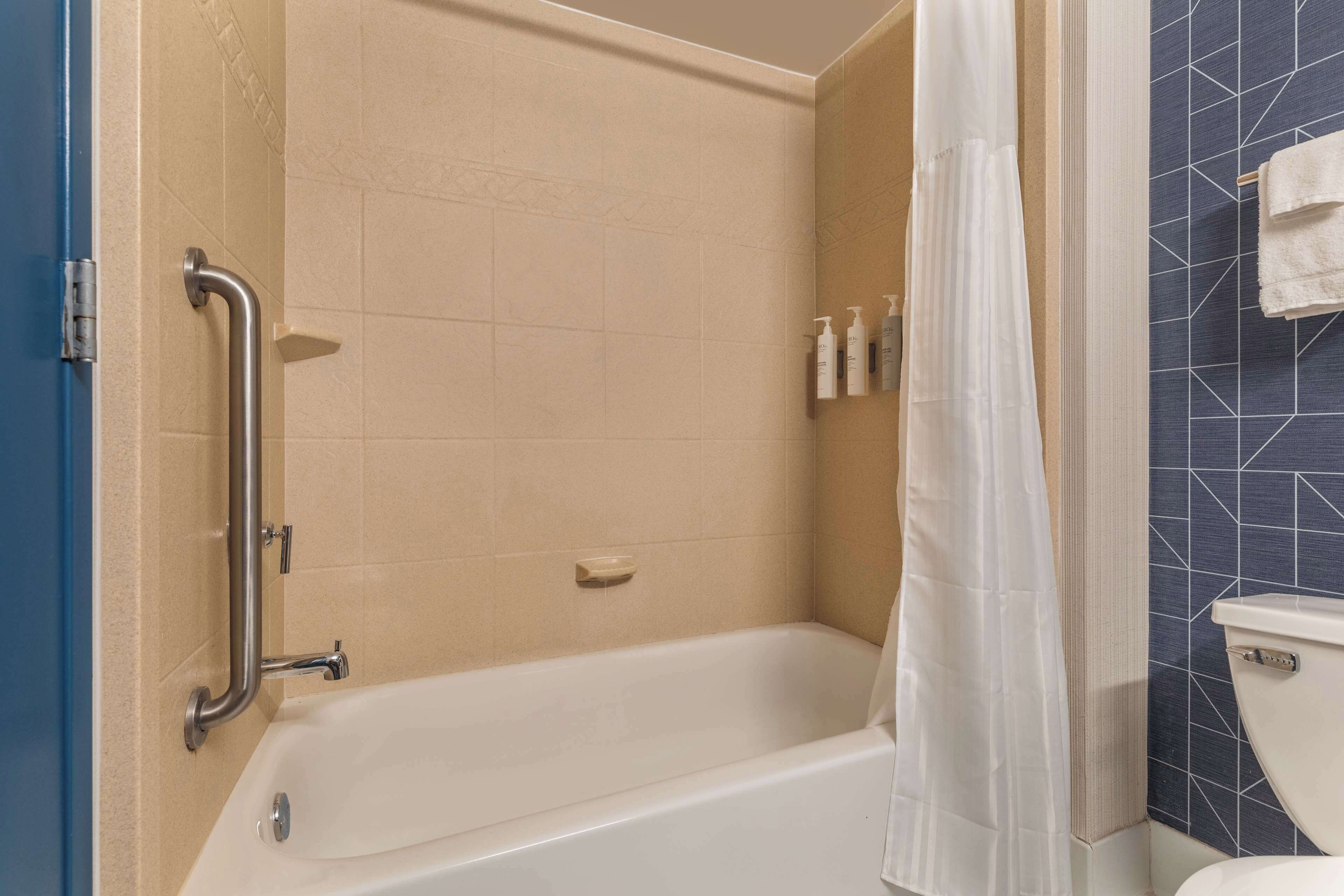 combined shower/bathtub, eco-friendly toiletries, hair dryer, towels