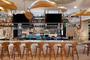 2 bars/lounges