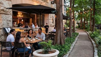 Se sirven desayunos, comidas, cenas y cocina italiana