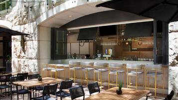2 bars/lounges