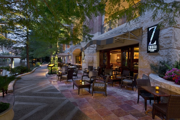 Breakfast, lunch, dinner served; Italian cuisine