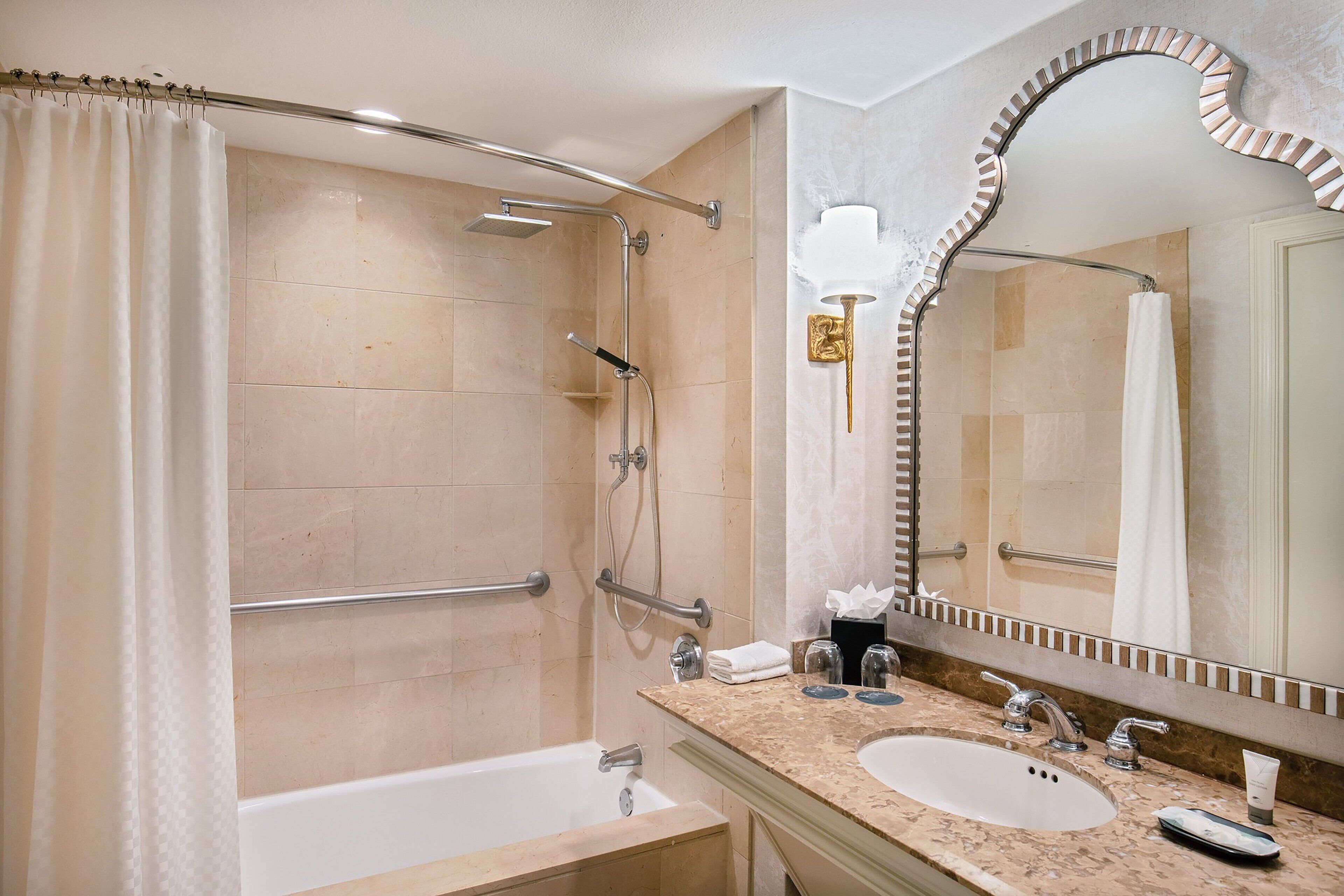 Un baño moderno con bañera, ducha y tocador.