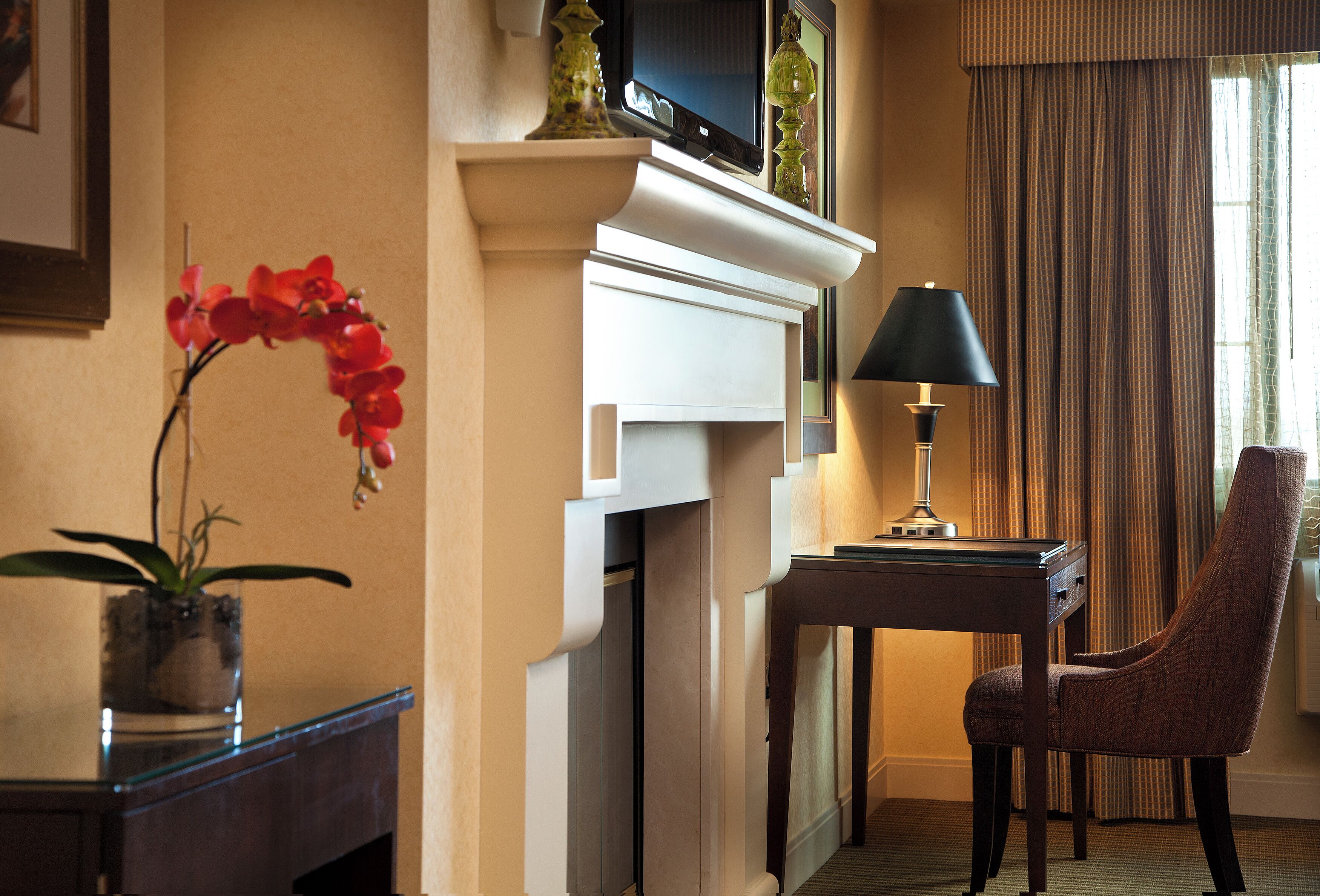 suite, 1 king bed, accessible, fireplace | living area | lcd tv