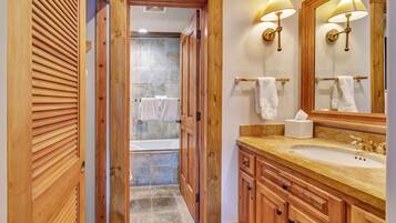 Combined shower/tub, deep soaking tub, free toiletries, hair dryer