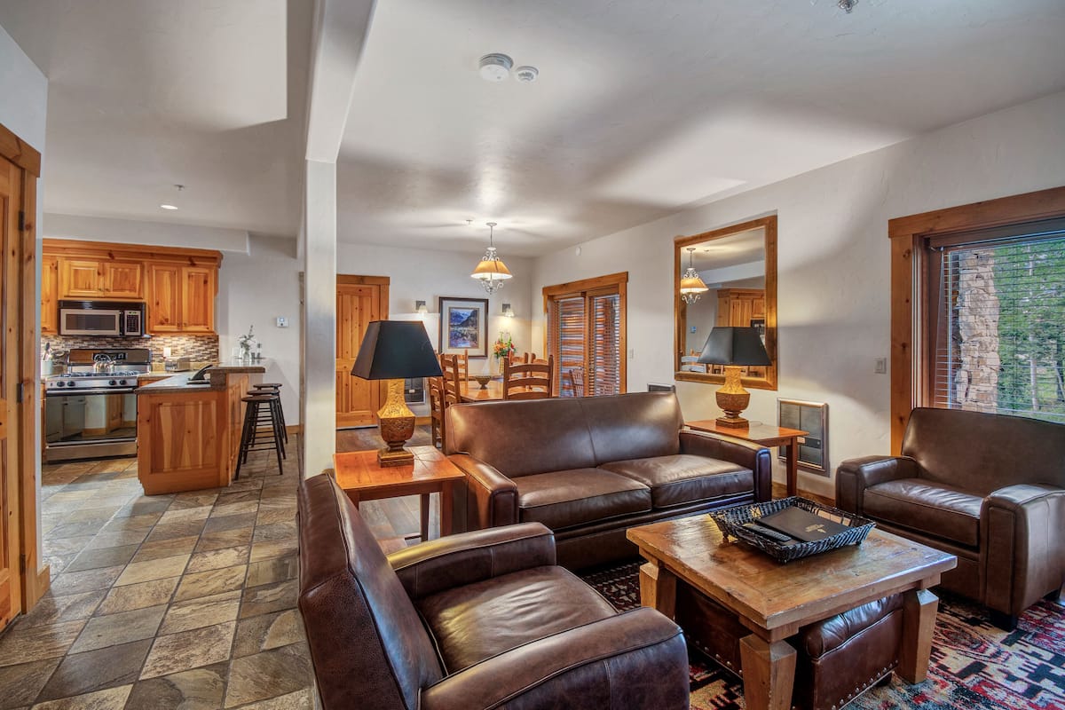 Deluxe Condo, 2 Bedrooms | Private kitchen
