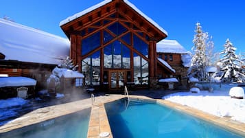 Kolam renang outdoor, dengan kursi berjemur