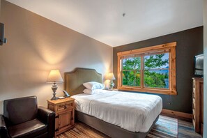 Habitación, 1 cama Queen size | Ropa de cama de alta calidad y cortinas blackout 