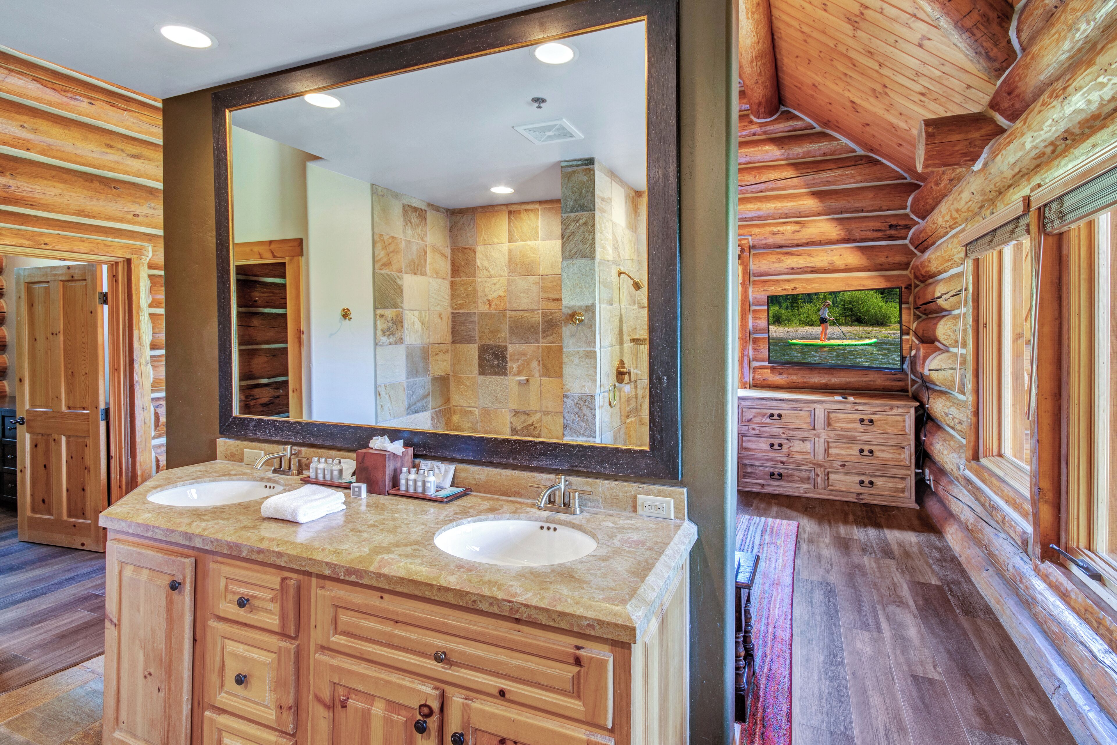 cabin, 4 bedrooms | premium bedding, blackout curtains, iron/ironing board, free wifi