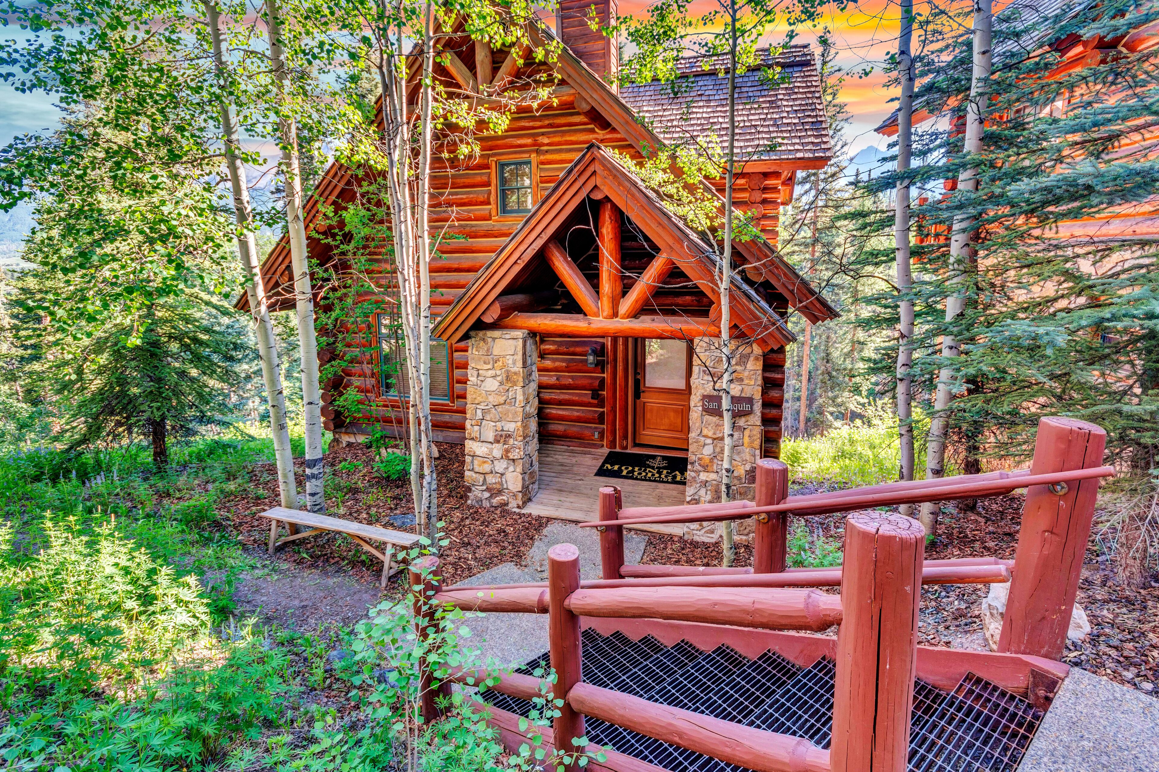 Cabin, 4 Bedrooms | Premium bedding, blackout drapes, iron/ironing board, WiFi (free)