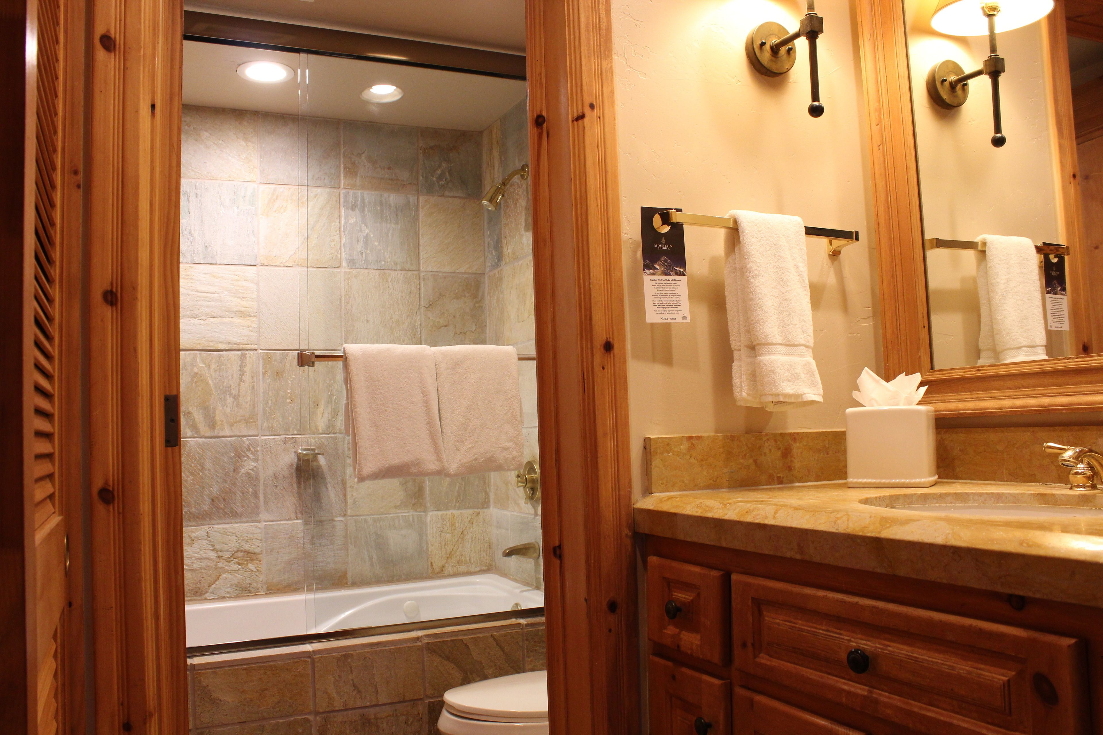 Un baño con bañera, inodoro y lavabo.