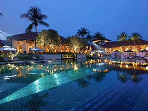 Outdoor pool, free cabanas, pool umbrellas