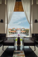 2 restaurantes; se sirve desayuno, almuerzo y cena; cocina internacional