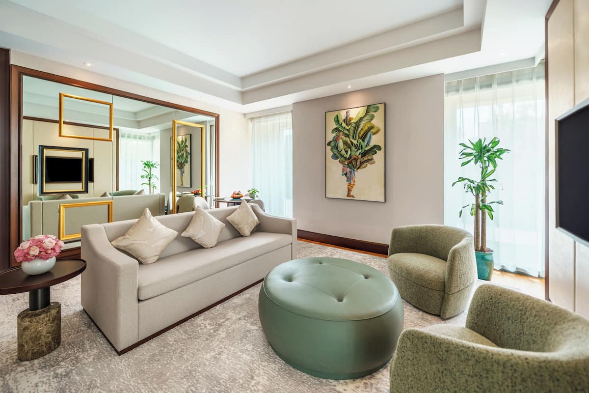 Suite, 1 soverom (Prestige) | Oppholdsområde | En 47-tommers smart-TV med kabel-kanaler samt TV