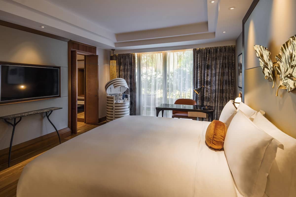 1 kamar tidur, bantalan ekstra lembut, minibar, dan brankas