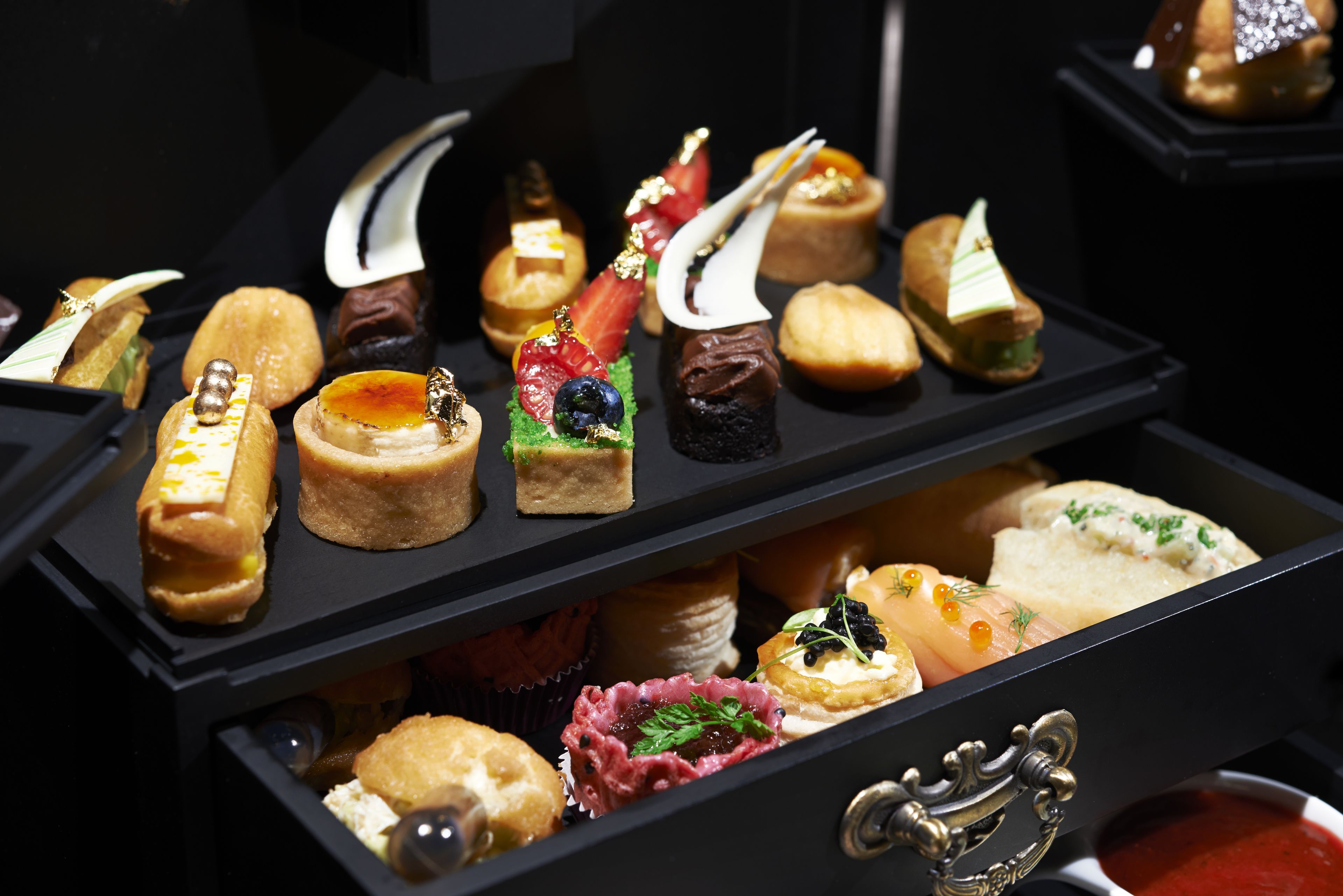 2 bars/lounges, cocktail bar