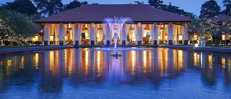 2 bar/ruang istirahat, bar koktel