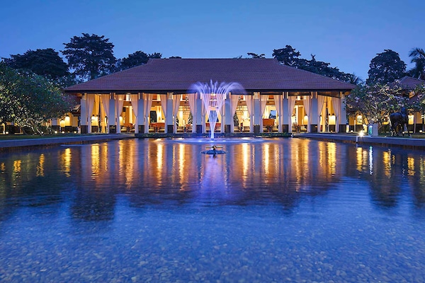 2 bars/lounges, cocktail bar