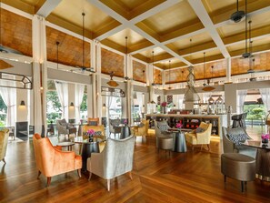 2 restaurants; breakfast, lunch, dinner, and brunch served - Sofitel Singapore Sentosa (Singapore)
