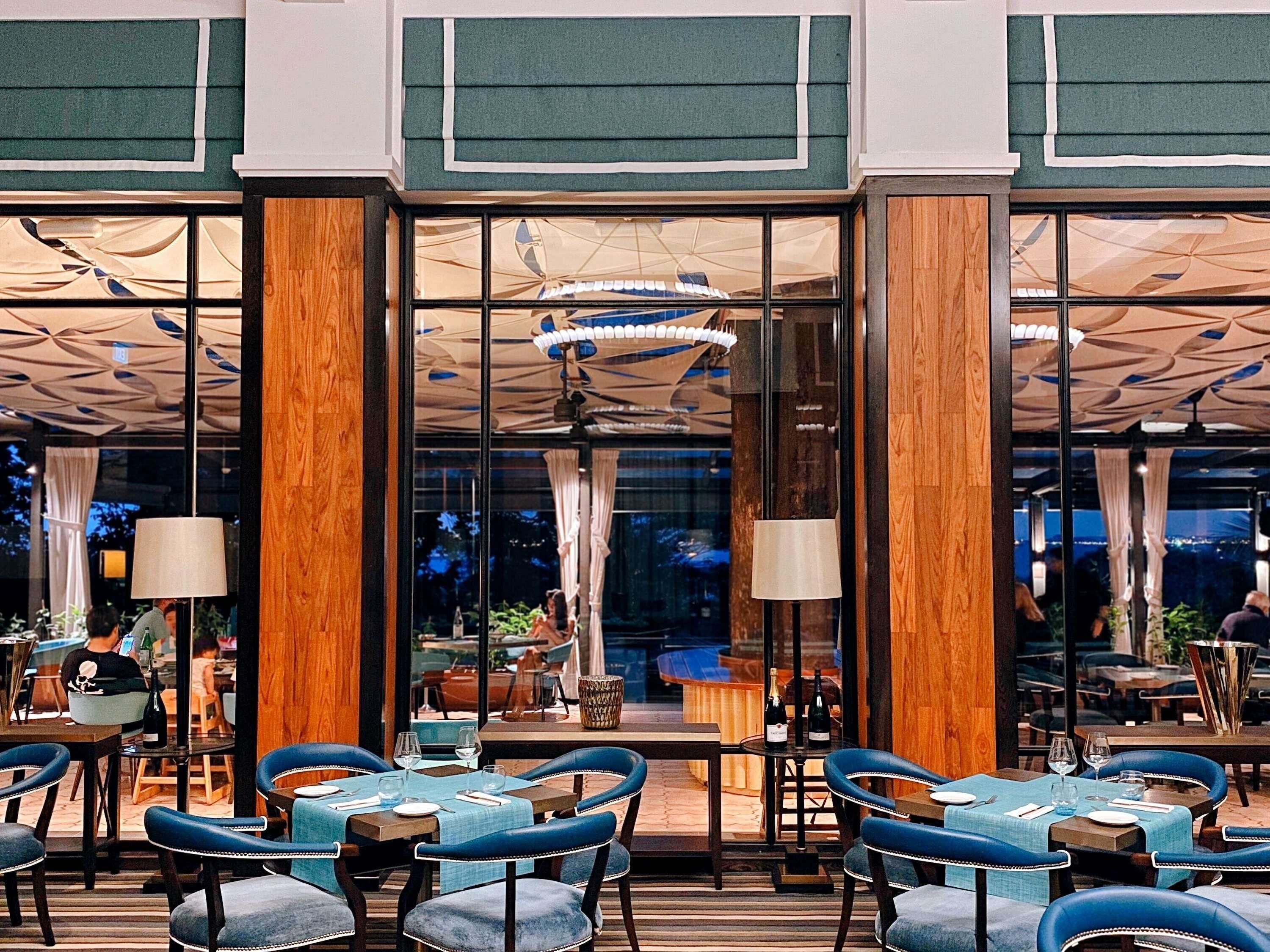 2 restaurants, breakfast, lunch, dinner served; international cuisine 