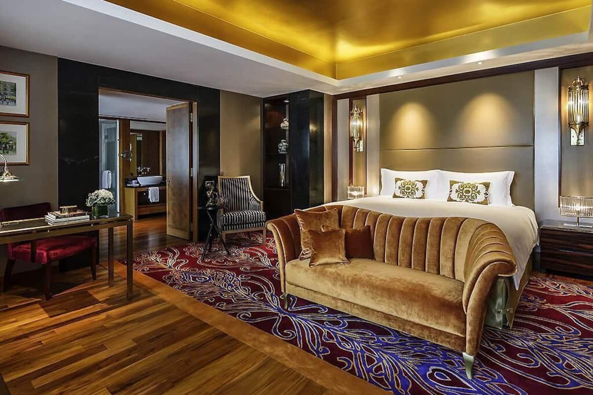 Suite, 1 Tempat Tidur King | 1 kamar tidur, bantalan ekstra lembut, minibar, dan brankas
