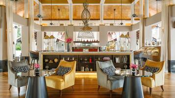 2 bars/lounges, cocktail bar