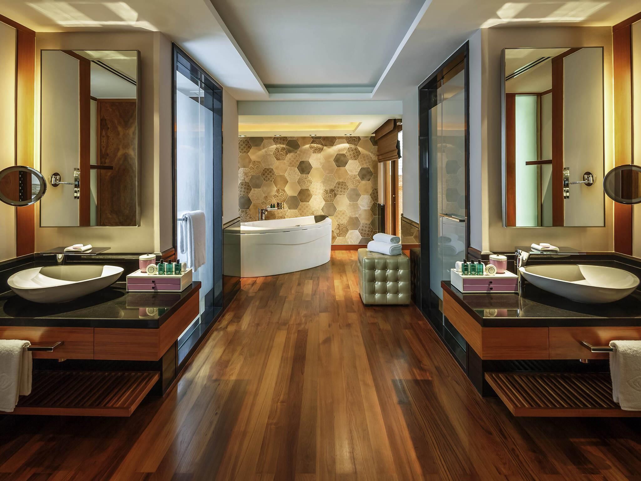 Villa, 2 chambres, piscine privée (Du Jardin) | Surmatelas, minibar, coffres-forts dans les chambres, bureau