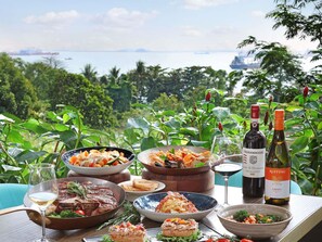 2 restaurants; breakfast, lunch, dinner, and brunch served - Sofitel Singapore Sentosa (Singapore)