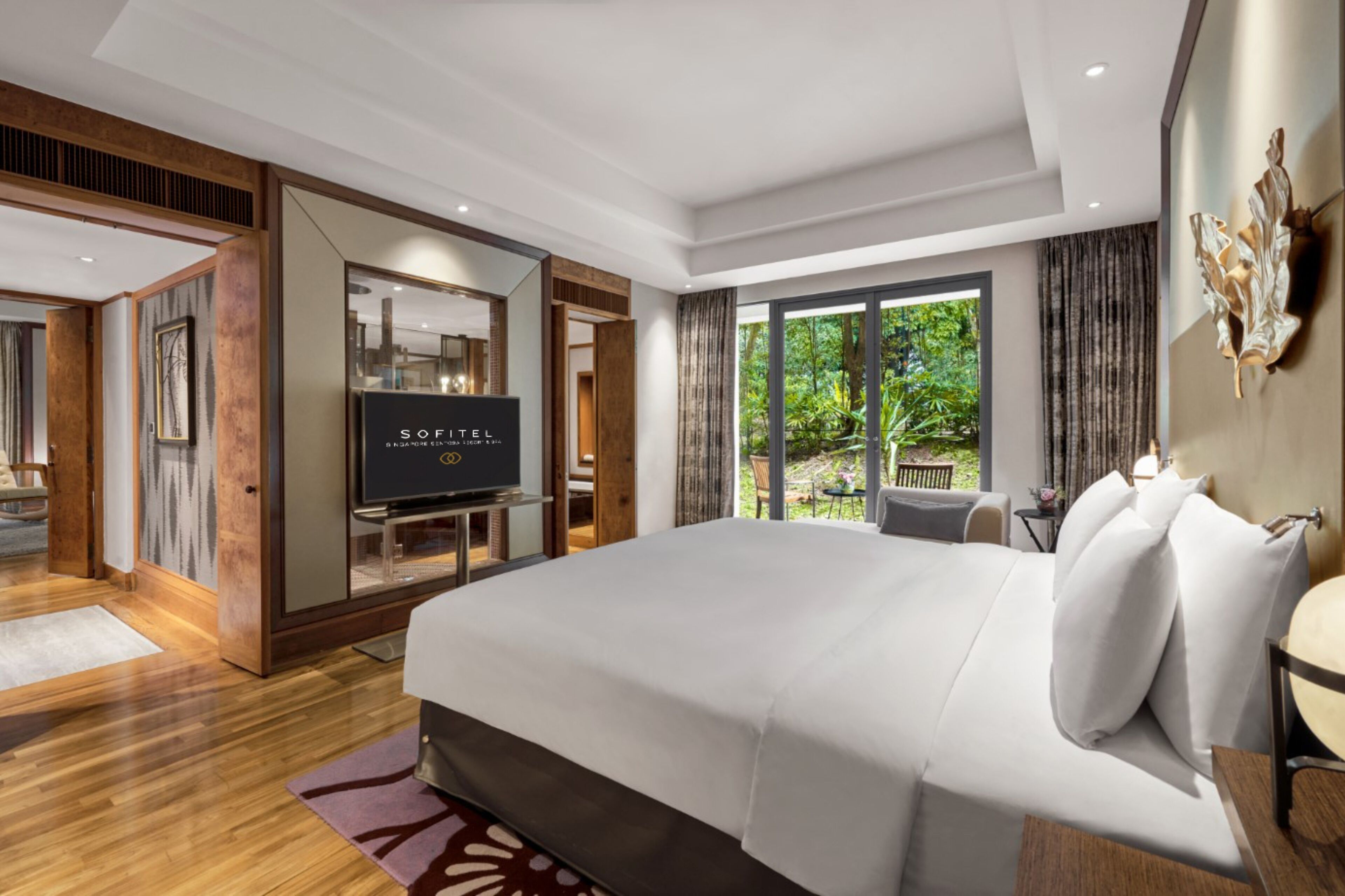 필로우탑 침대, 미니바, 객실 내 금고, 책상