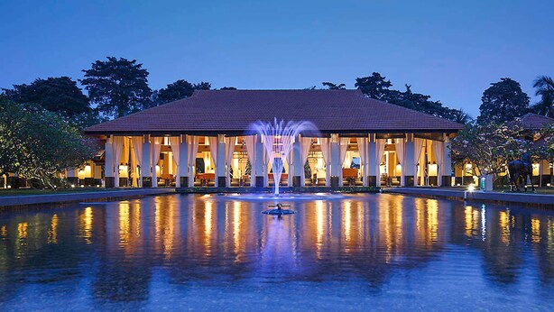 A hotel with a pool, a fountain, and a covered area with lights. - Sofitel Singapore Sentosa (Singapore)