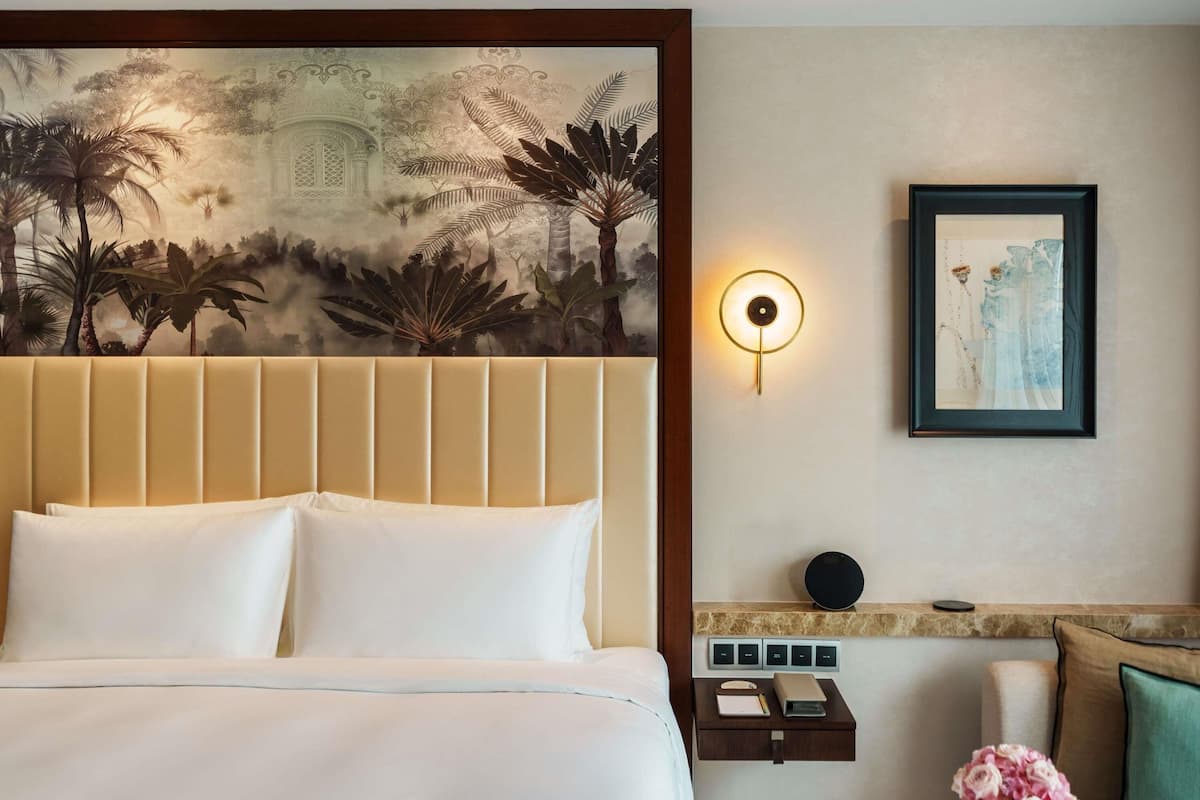 Bäddmadrasser, minibar, värdeförvaringsskåp på rummet och skrivbord