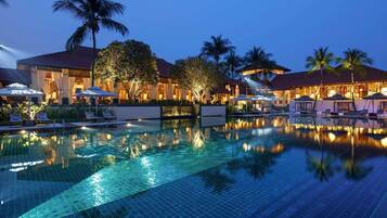 Outdoor pool, free cabanas, pool umbrellas