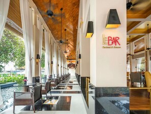 2 restaurants; breakfast, lunch, dinner, and brunch served - Sofitel Singapore Sentosa (Singapore)