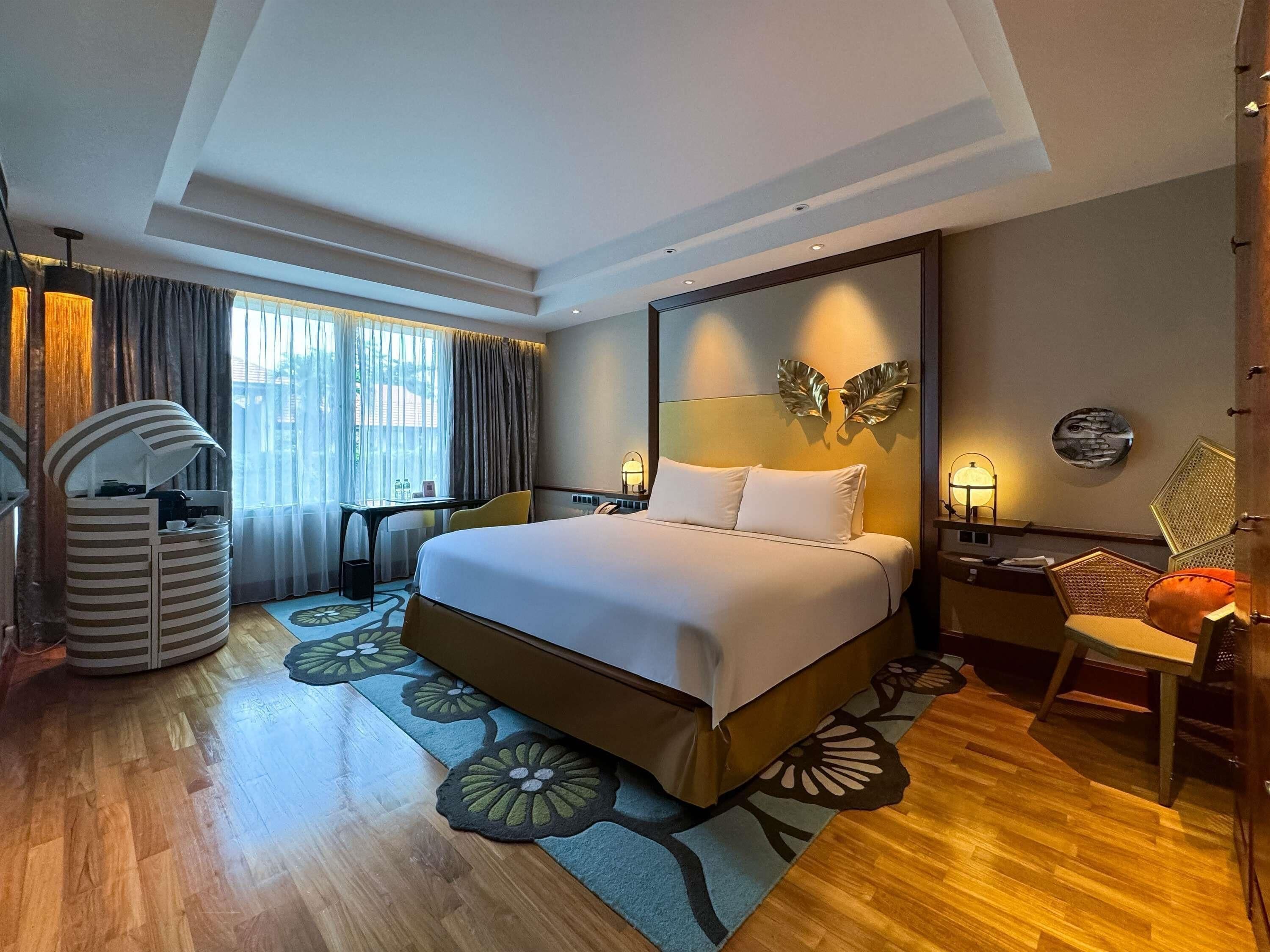 Luxury Room, 1 King Bed, Garden View | Pillowtop beds, minibar, in-room safe, desk
