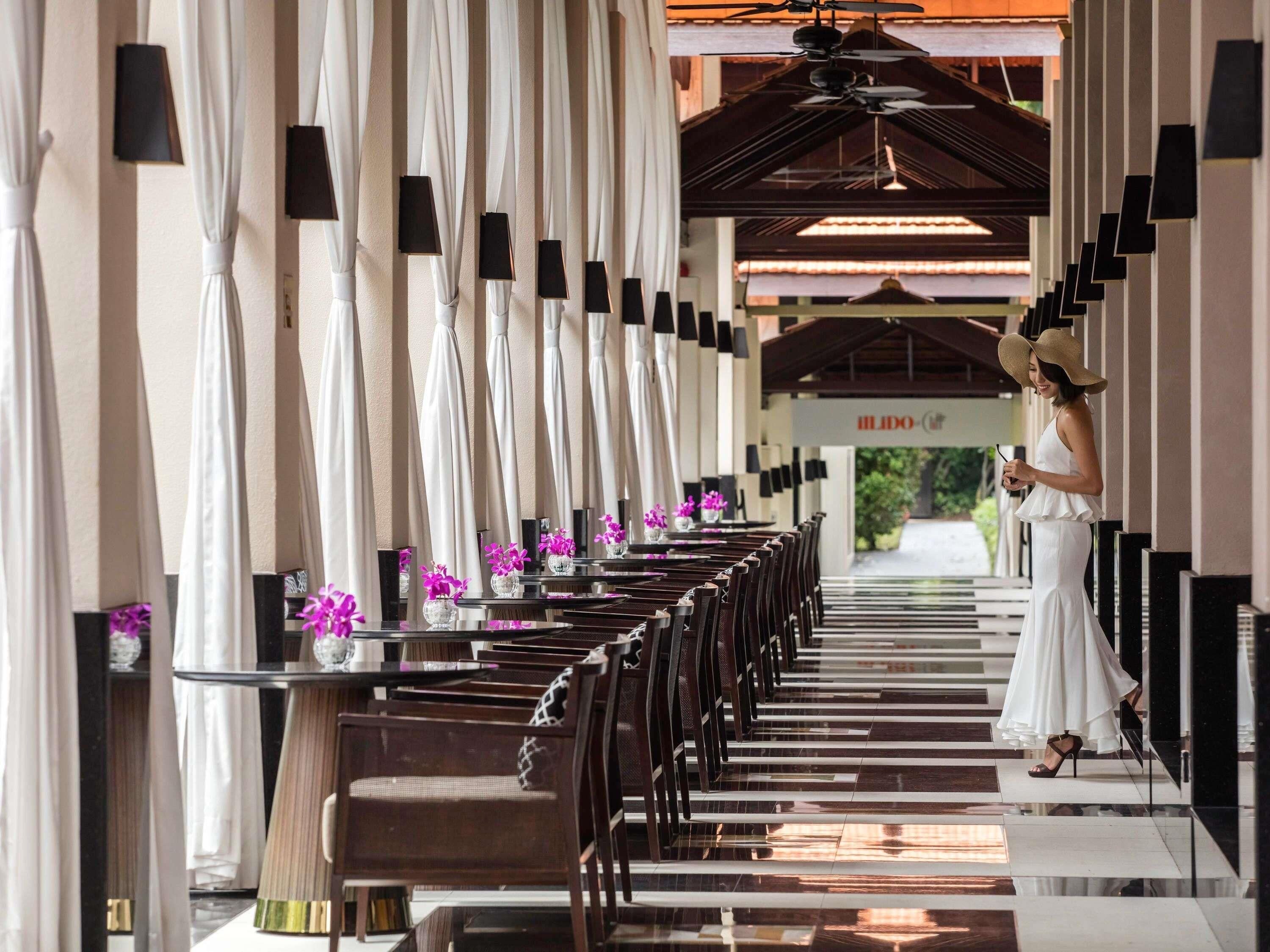 2 restaurants, breakfast, lunch, dinner served; international cuisine 