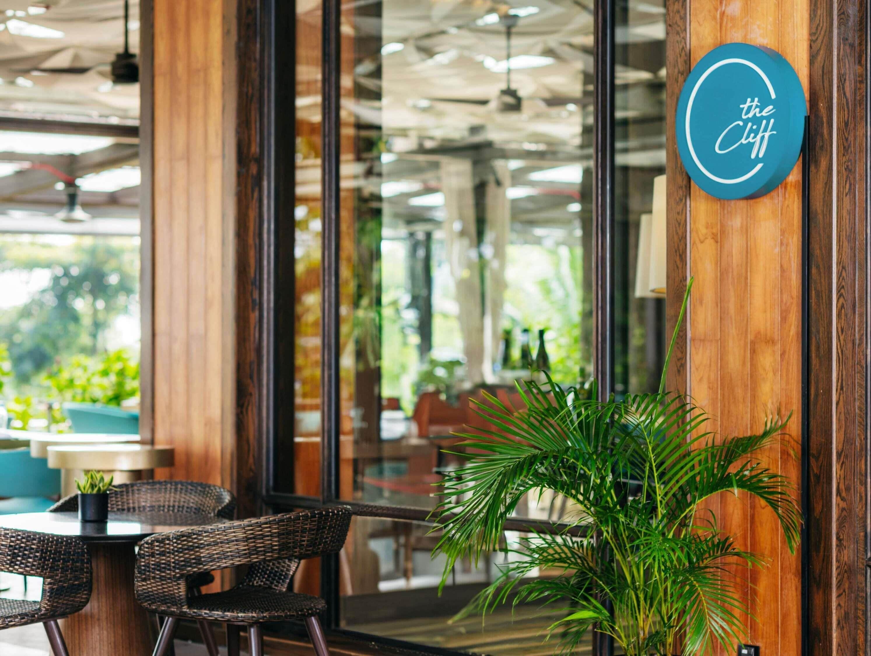 2 restaurants; breakfast, lunch, dinner, and brunch served