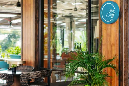 2 restaurants; breakfast, lunch, dinner, and brunch served
