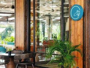 2 restaurantes, café da manhã, culinária internacional