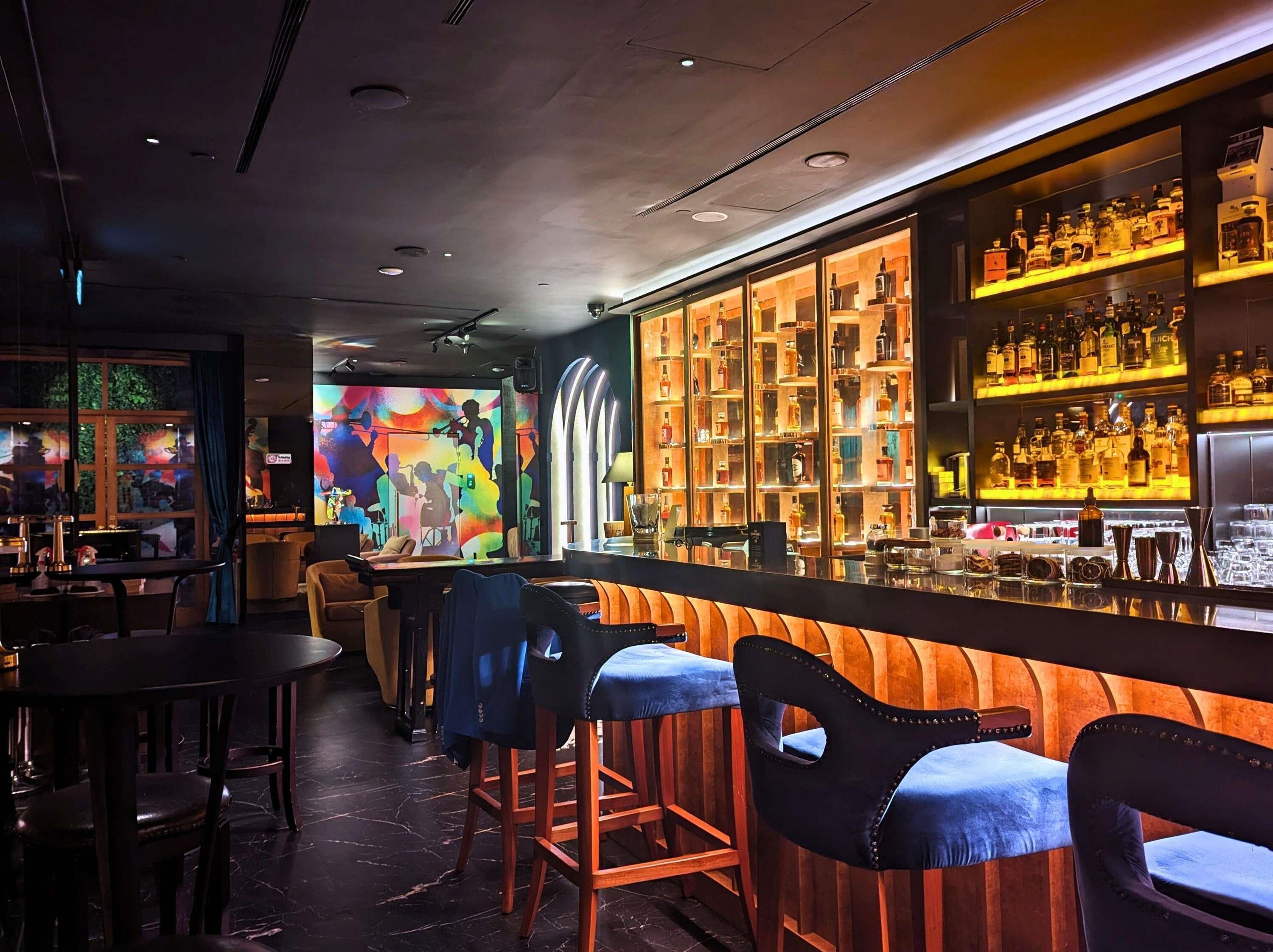 2 bars/lounges, cocktailbar