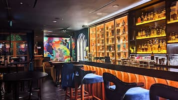 2 bars/lounges, cocktailbar