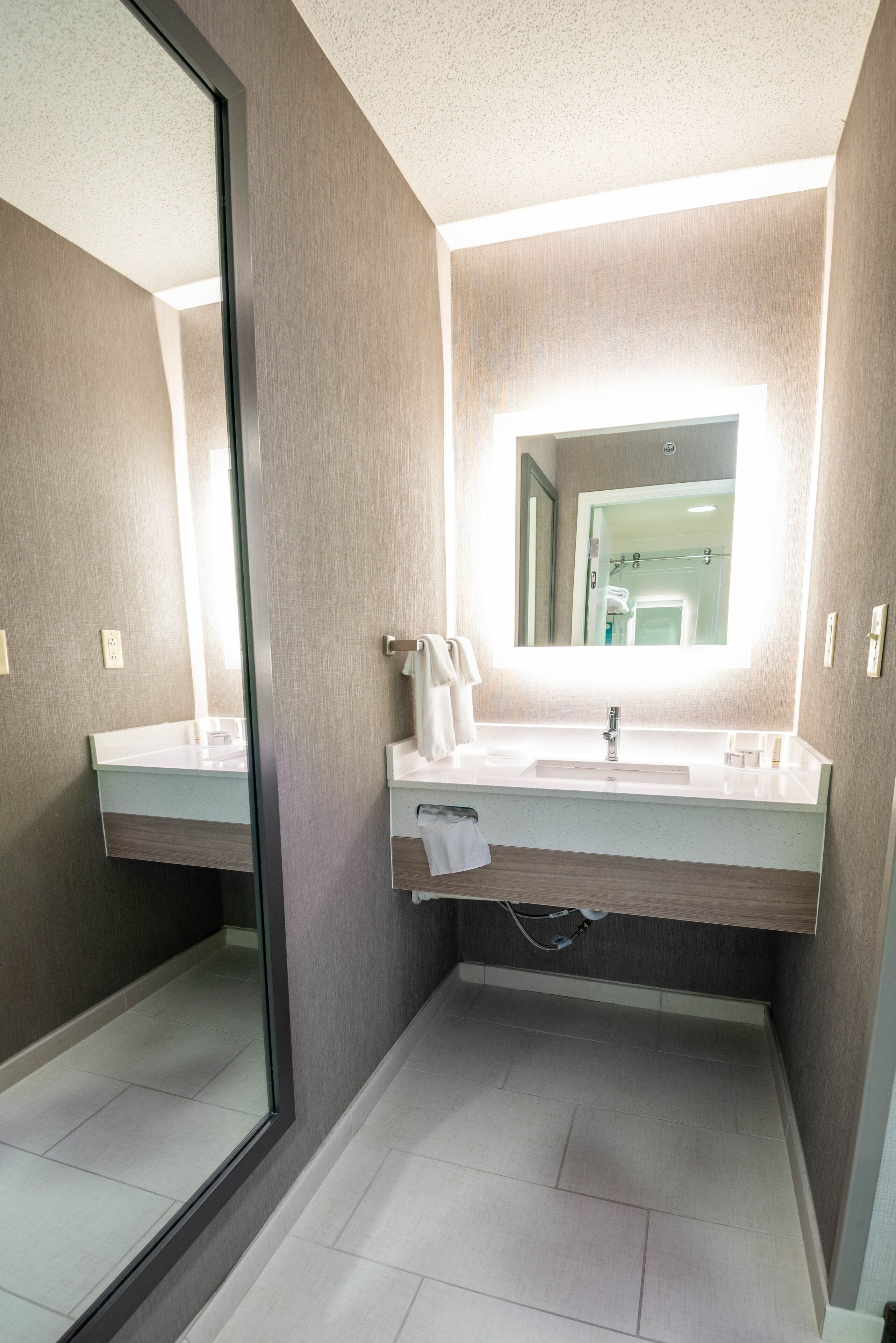 combined shower/bathtub, free toiletries, hair dryer, towels