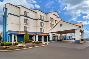 Welcome to our hotel, featuring a striking entrance with a covered walkway and symmetrical design.