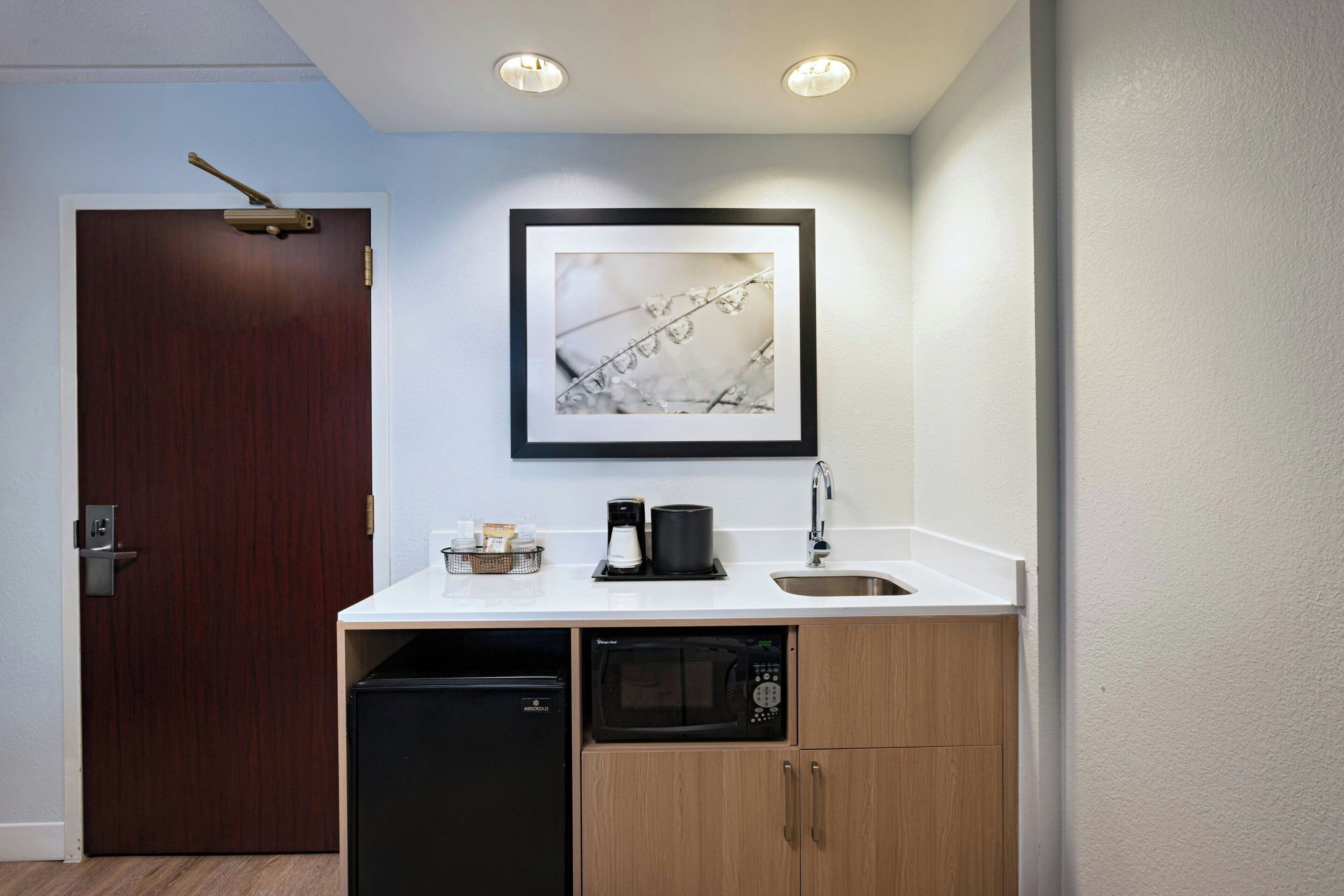 premium bedding, pillow-top beds, in-room safe, desk