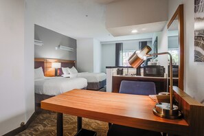 Bureau, rideaux occultants, fer et planche à repasser