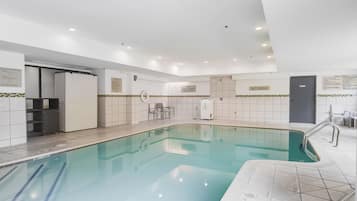 Inomhuspool och utomhuspool